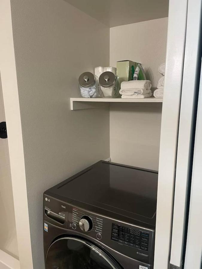 Sleeping Uptown Apartment Сиатъл Екстериор снимка
